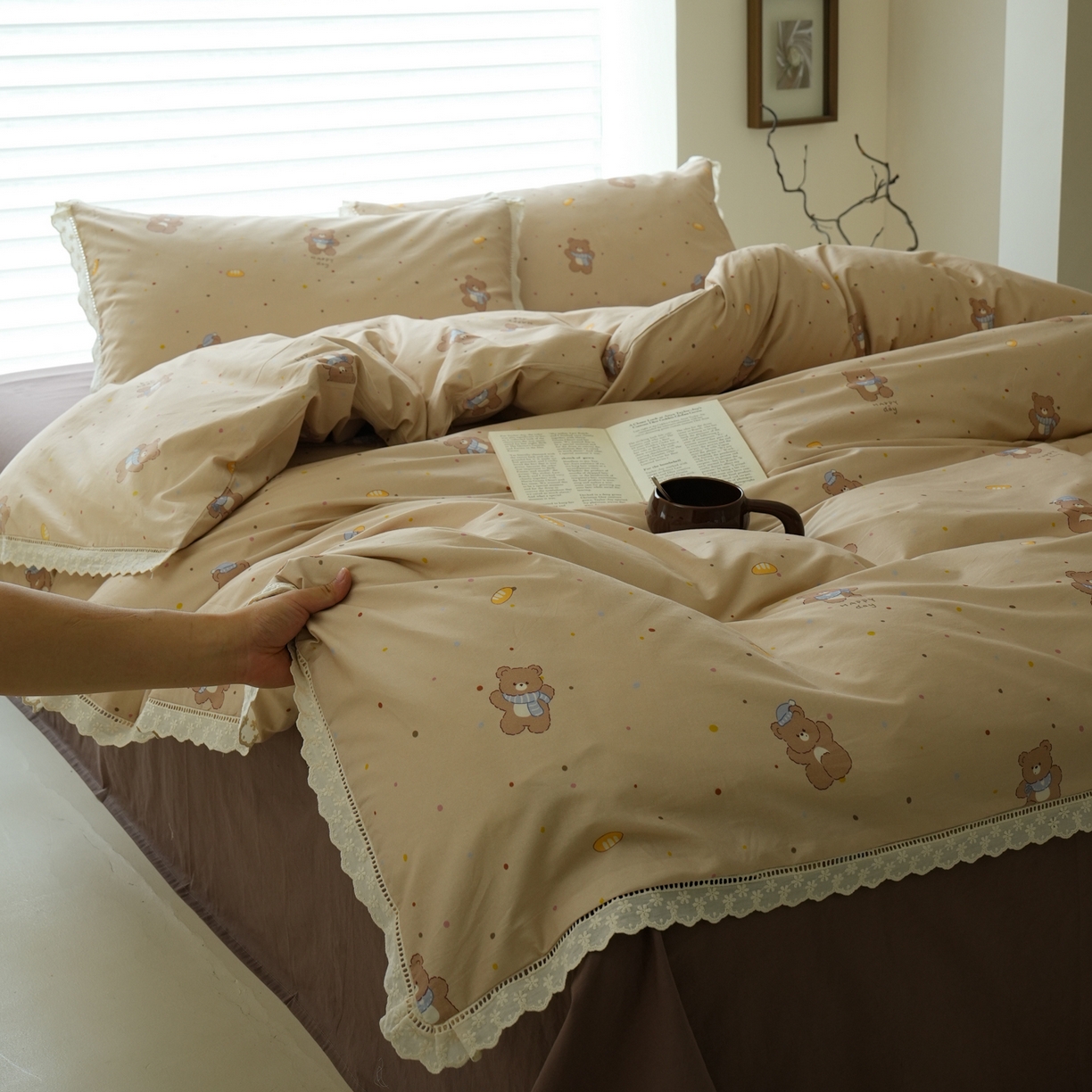 91家纺网 家纺一手货源 找家纺 洺兰家居 2025年小清新全棉13372镂空花边小碎花ins风水洗棉四件套 小熊