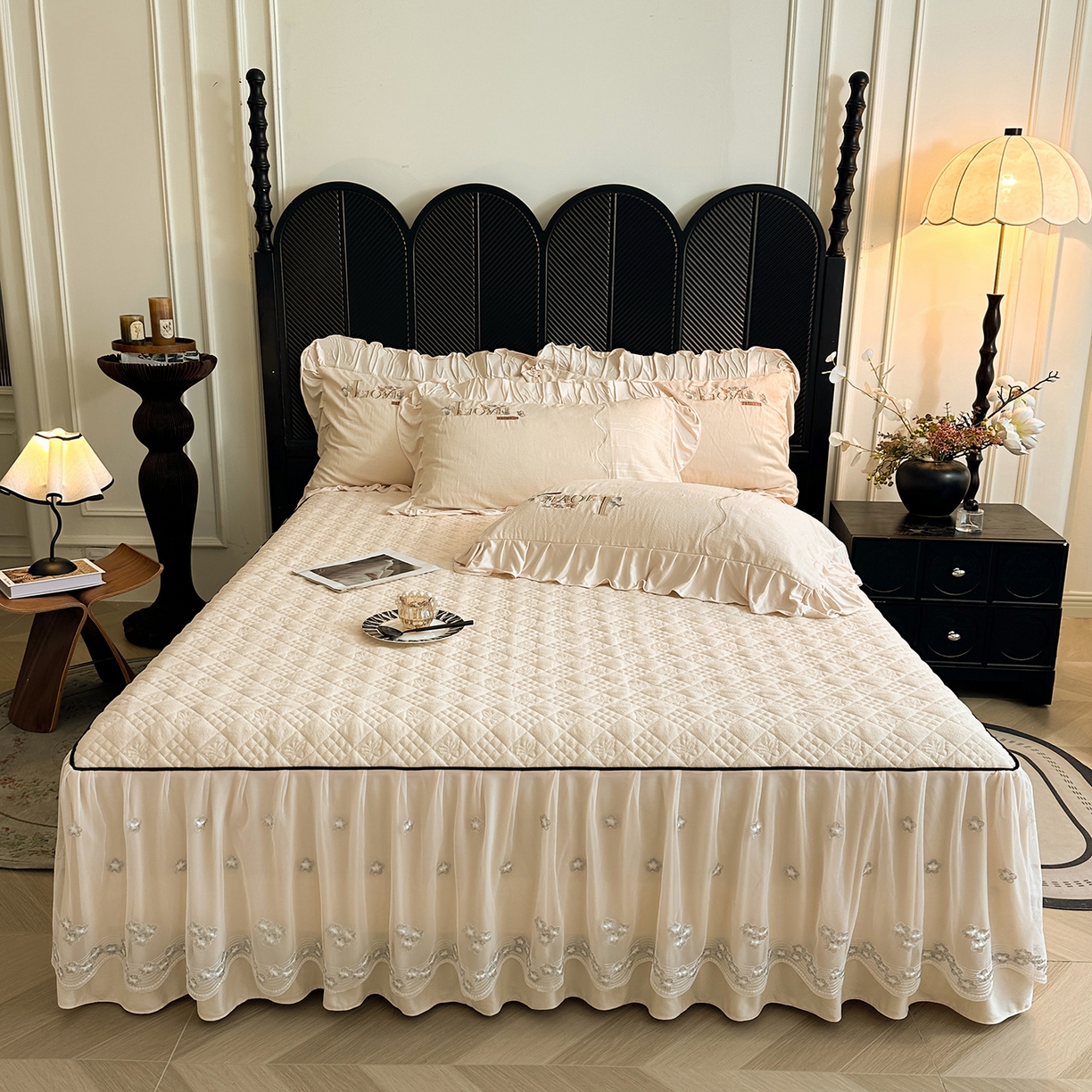 91家纺网 家纺一手货源 找家纺 宜凡家纺 2025新款A类棉绒刺绣花夹棉床裙四件套--梦回罗马系列 梦回罗马 奶白