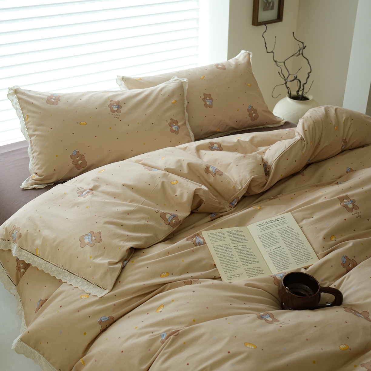 91家纺网 家纺一手货源 找家纺 洺兰家居 2025年小清新全棉13372镂空花边小碎花ins风水洗棉四件套 小熊