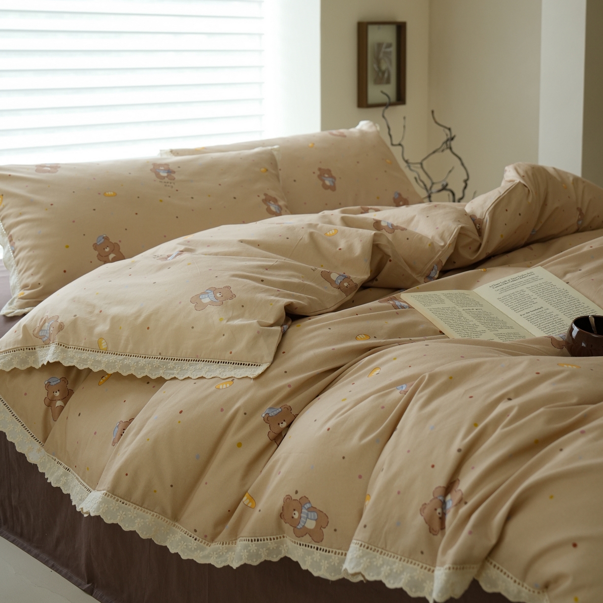 91家纺网 家纺一手货源 找家纺 洺兰家居 2025年小清新全棉13372镂空花边小碎花ins风水洗棉四件套 小熊