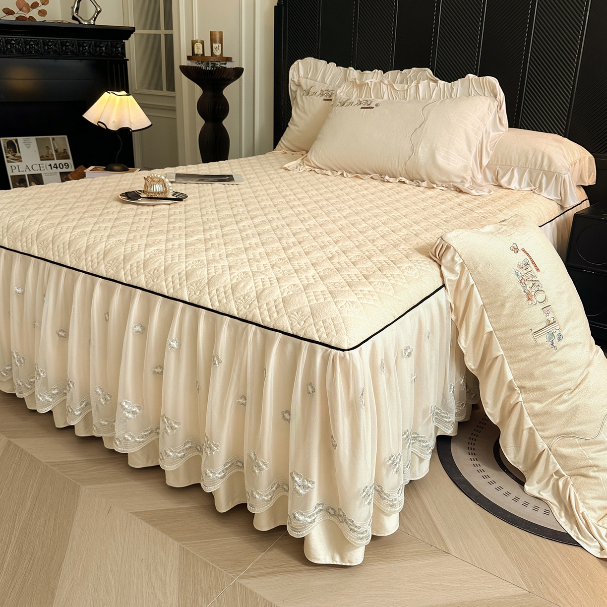 91家纺网 家纺一手货源 找家纺 宜凡家纺 2025新款A类棉绒刺绣花夹棉床裙四件套--梦回罗马系列 梦回罗马 奶白