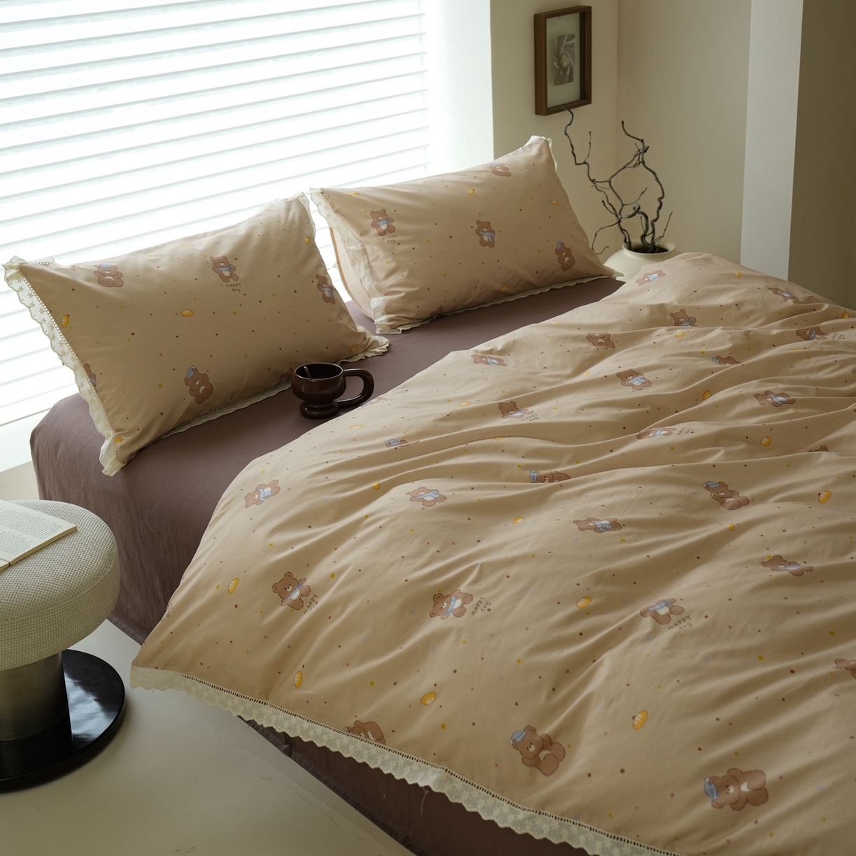 91家纺网 家纺一手货源 找家纺 洺兰家居 2025年小清新全棉13372镂空花边小碎花ins风水洗棉四件套 小熊