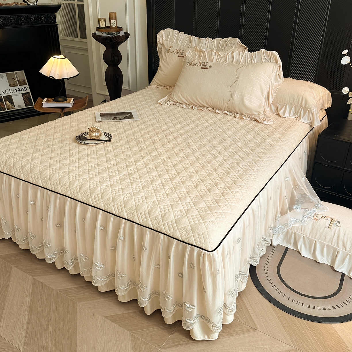 91家纺网 家纺一手货源 找家纺 宜凡家纺 2025新款A类棉绒刺绣花夹棉床裙四件套--梦回罗马系列 梦回罗马 奶白