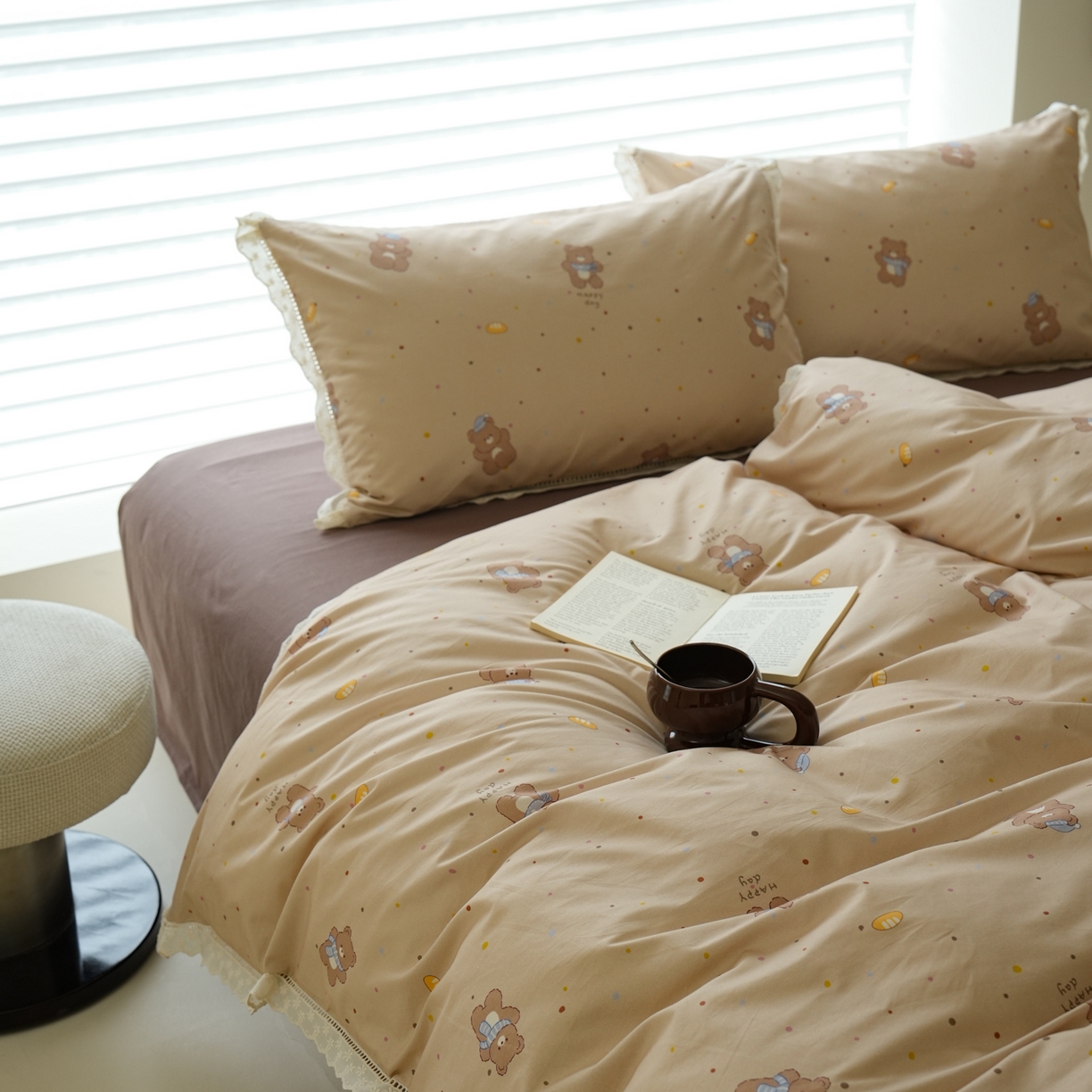 91家纺网 家纺一手货源 找家纺 洺兰家居 2025年小清新全棉13372镂空花边小碎花ins风水洗棉四件套 小熊