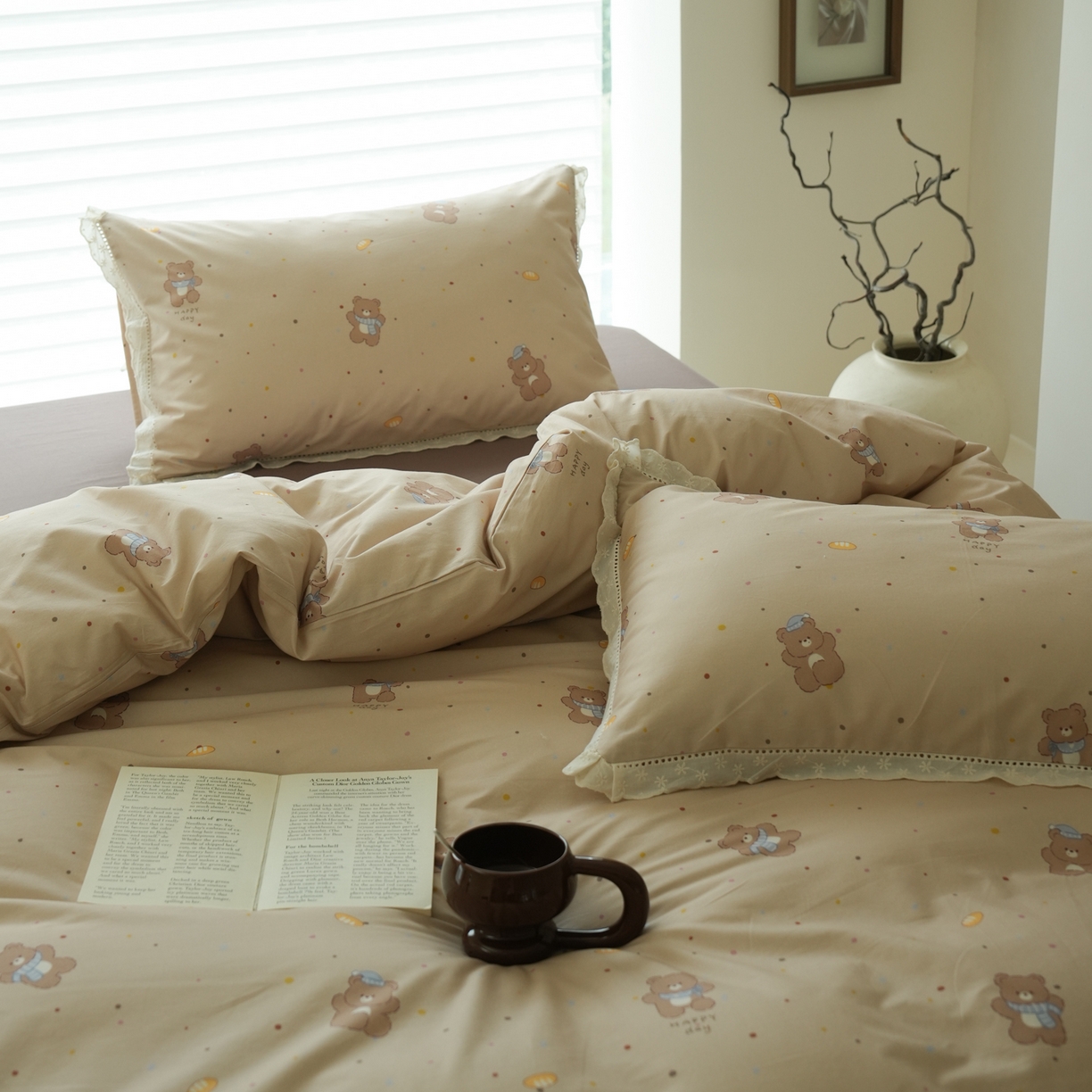 91家纺网 家纺一手货源 找家纺 洺兰家居 2025年小清新全棉13372镂空花边小碎花ins风水洗棉四件套 小熊