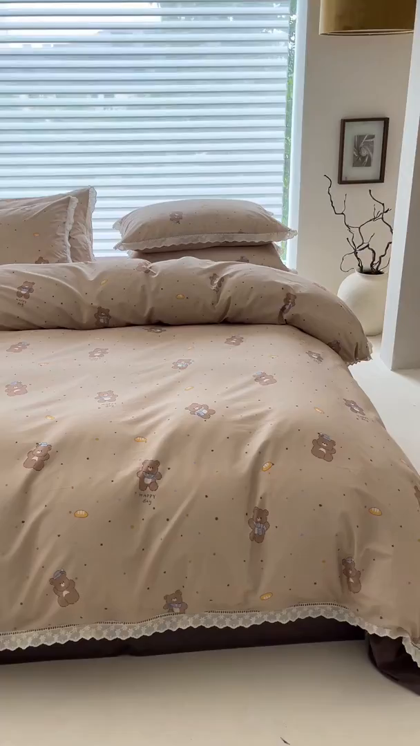 91家纺网 家纺一手货源 找家纺 洺兰家居 2025年小清新全棉13372镂空花边小碎花ins风水洗棉四件套 小熊