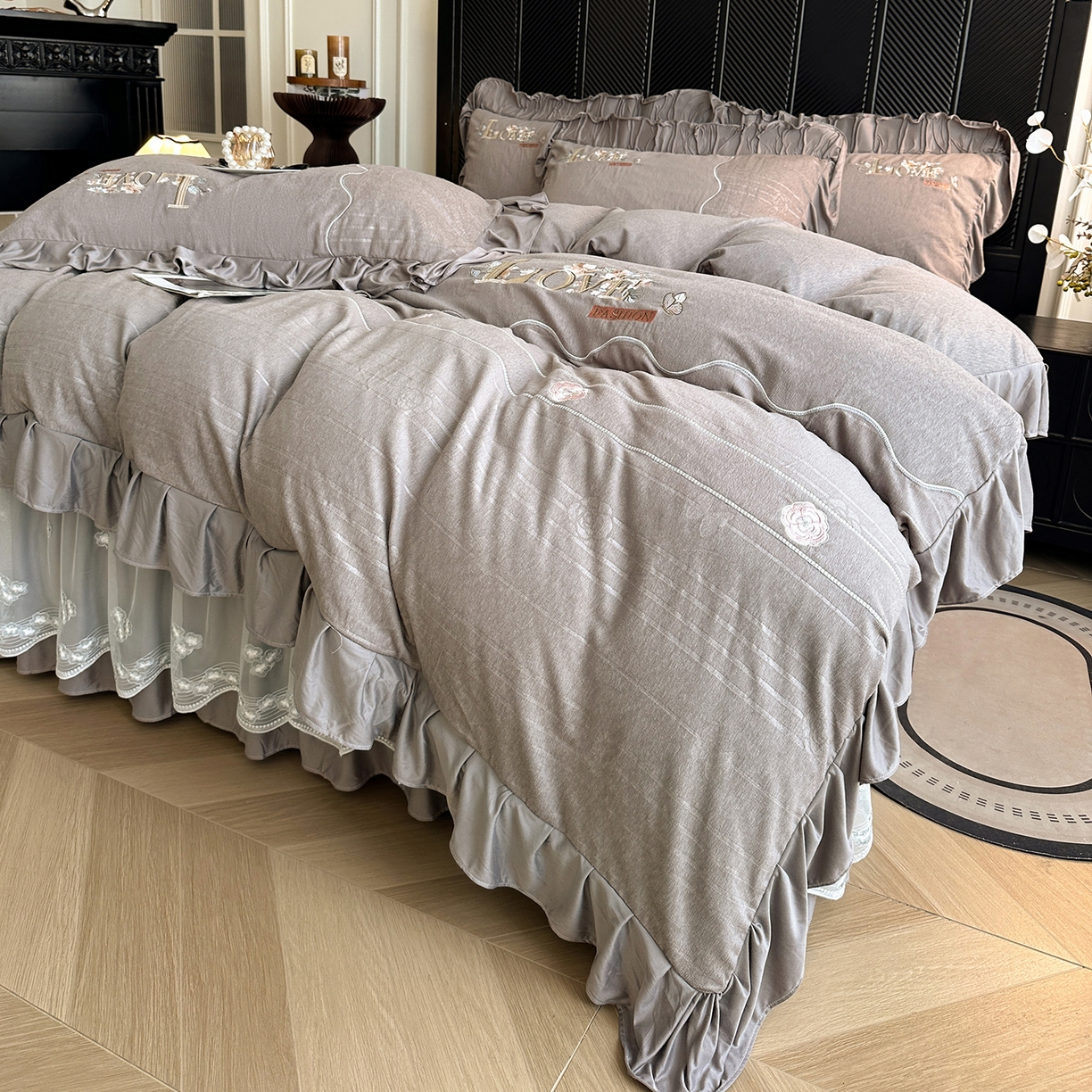 91家纺网 家纺一手货源 找家纺 宜凡家纺 2025新款A类棉绒刺绣花夹棉床裙四件套--梦回罗马系列 梦回罗马 烟灰