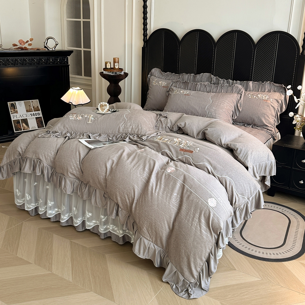 91家纺网 家纺一手货源 找家纺 宜凡家纺 2025新款A类棉绒刺绣花夹棉床裙四件套--梦回罗马系列 梦回罗马 烟灰