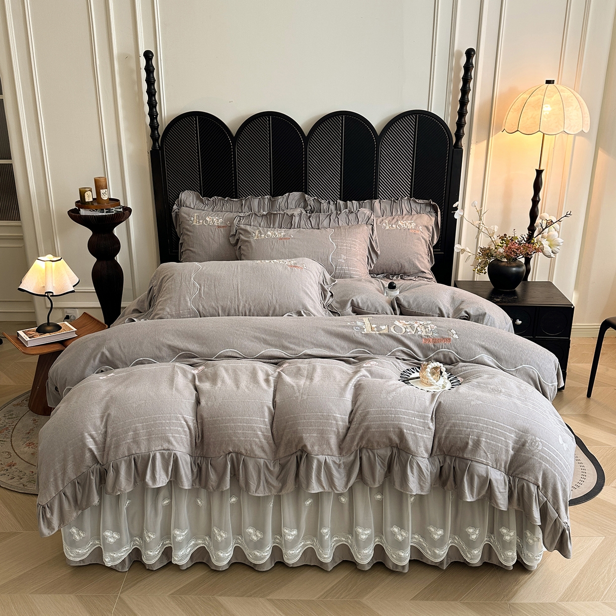 91家纺网 家纺一手货源 找家纺 宜凡家纺 2025新款A类棉绒刺绣花夹棉床裙四件套--梦回罗马系列 梦回罗马 烟灰