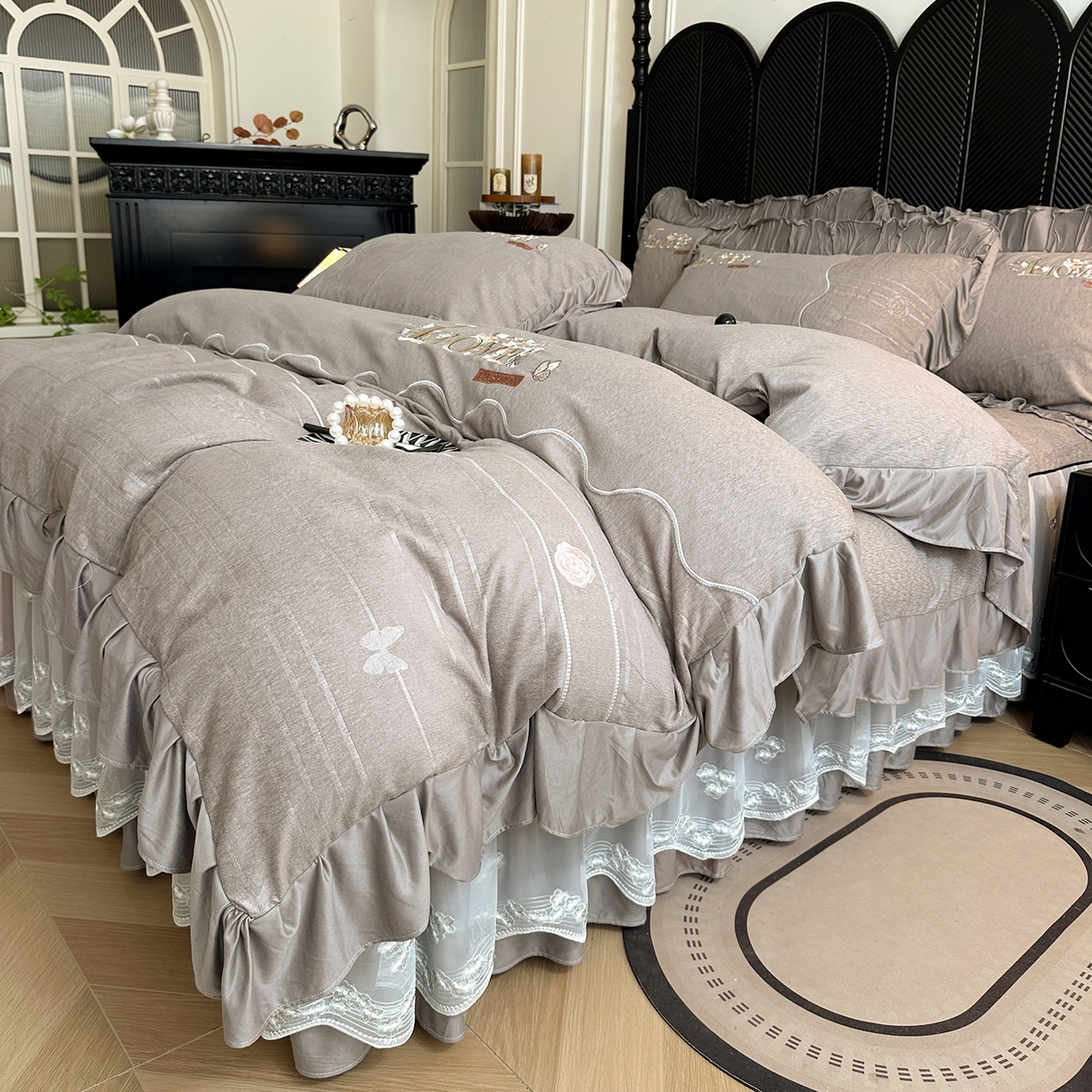 91家纺网 家纺一手货源 找家纺 宜凡家纺 2025新款A类棉绒刺绣花夹棉床裙四件套--梦回罗马系列 梦回罗马 烟灰