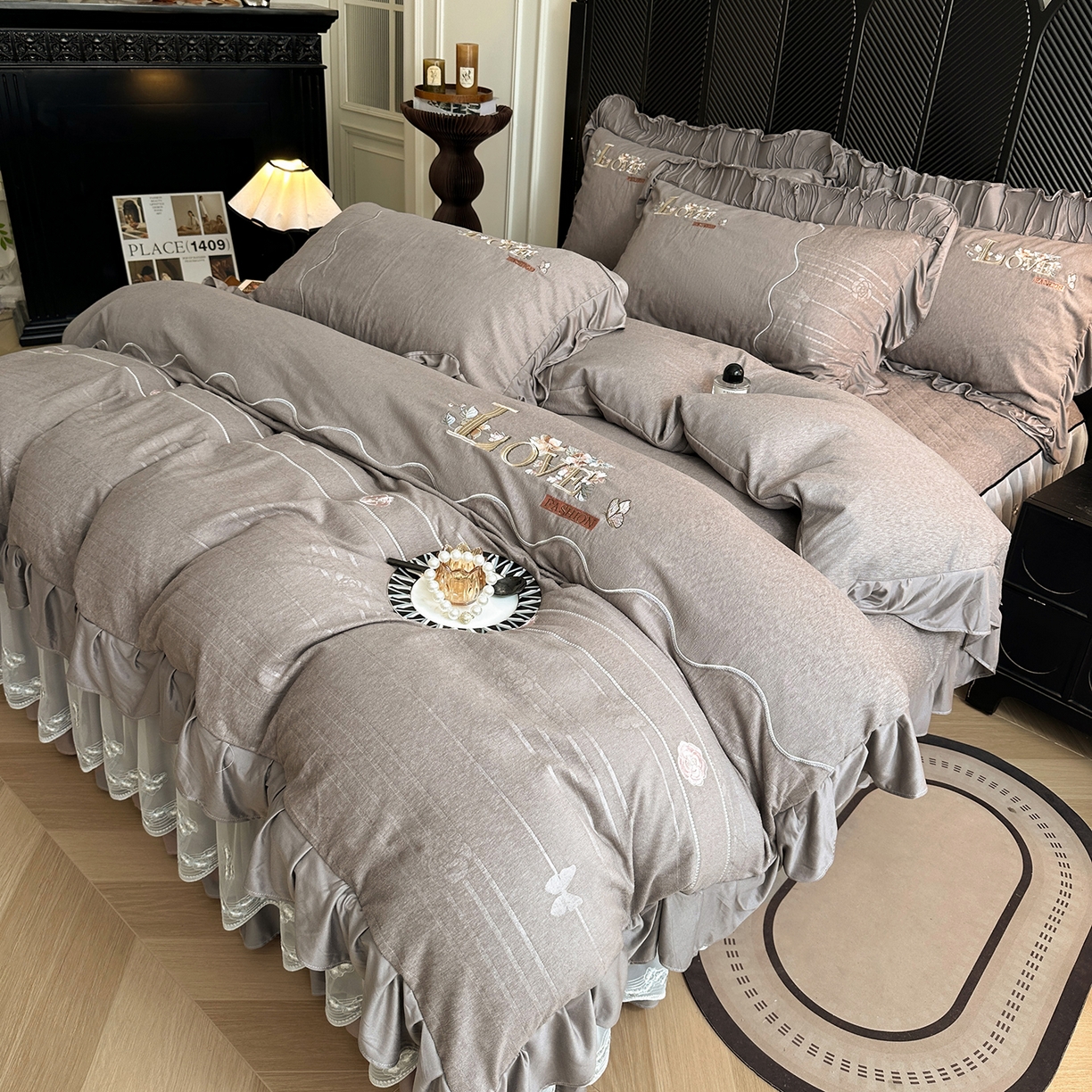 91家纺网 家纺一手货源 找家纺 宜凡家纺 2025新款A类棉绒刺绣花夹棉床裙四件套--梦回罗马系列 梦回罗马 烟灰