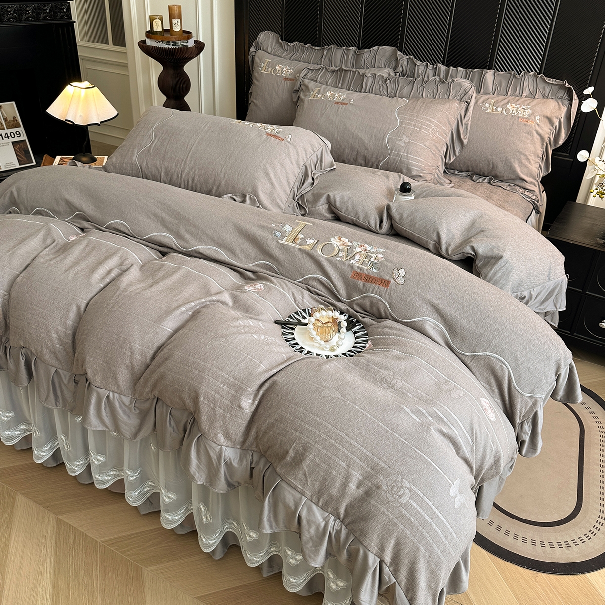 91家纺网 家纺一手货源 找家纺 宜凡家纺 2025新款A类棉绒刺绣花夹棉床裙四件套--梦回罗马系列 梦回罗马 烟灰