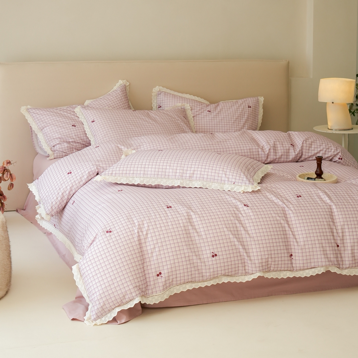 91家纺网 家纺一手货源 找家纺 洺兰家居 2025年小清新全棉13372镂空花边小碎花ins风水洗棉四件套 樱桃