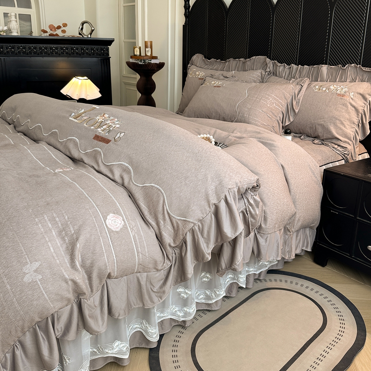 91家纺网 家纺一手货源 找家纺 宜凡家纺 2025新款A类棉绒刺绣花夹棉床裙四件套--梦回罗马系列 梦回罗马 烟灰
