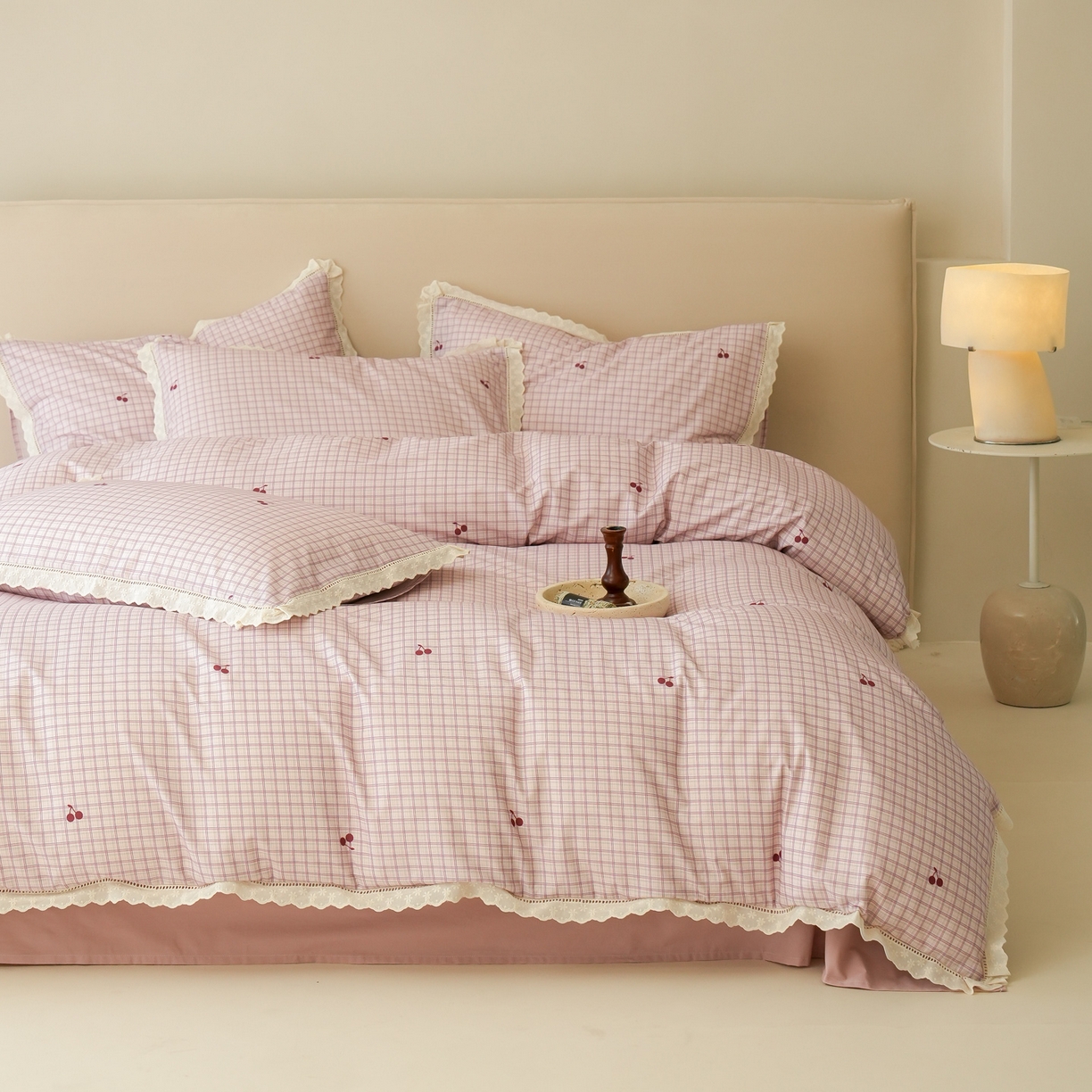 91家纺网 家纺一手货源 找家纺 洺兰家居 2025年小清新全棉13372镂空花边小碎花ins风水洗棉四件套 樱桃