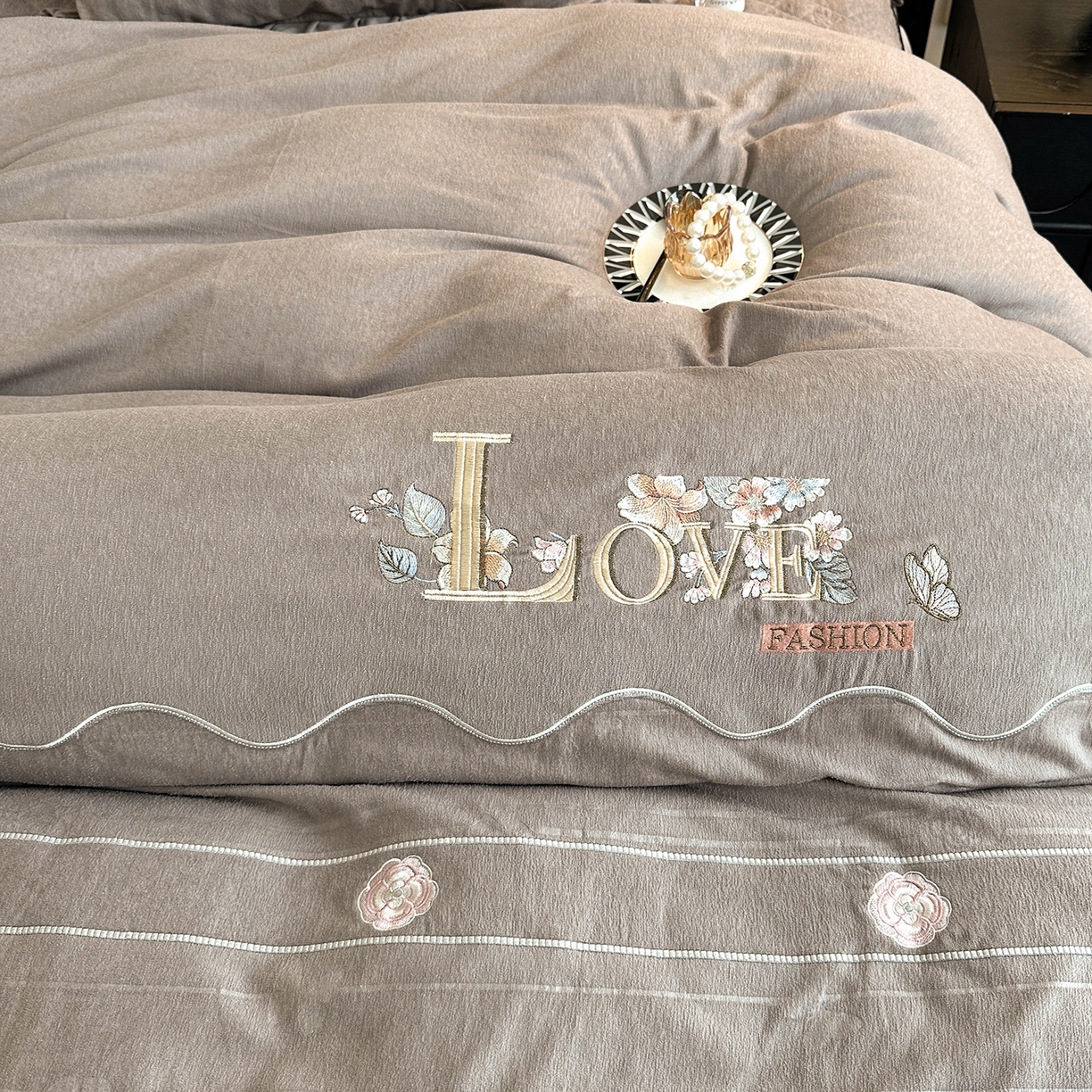 91家纺网 家纺一手货源 找家纺 宜凡家纺 2025新款A类棉绒刺绣花夹棉床裙四件套--梦回罗马系列 梦回罗马 烟灰