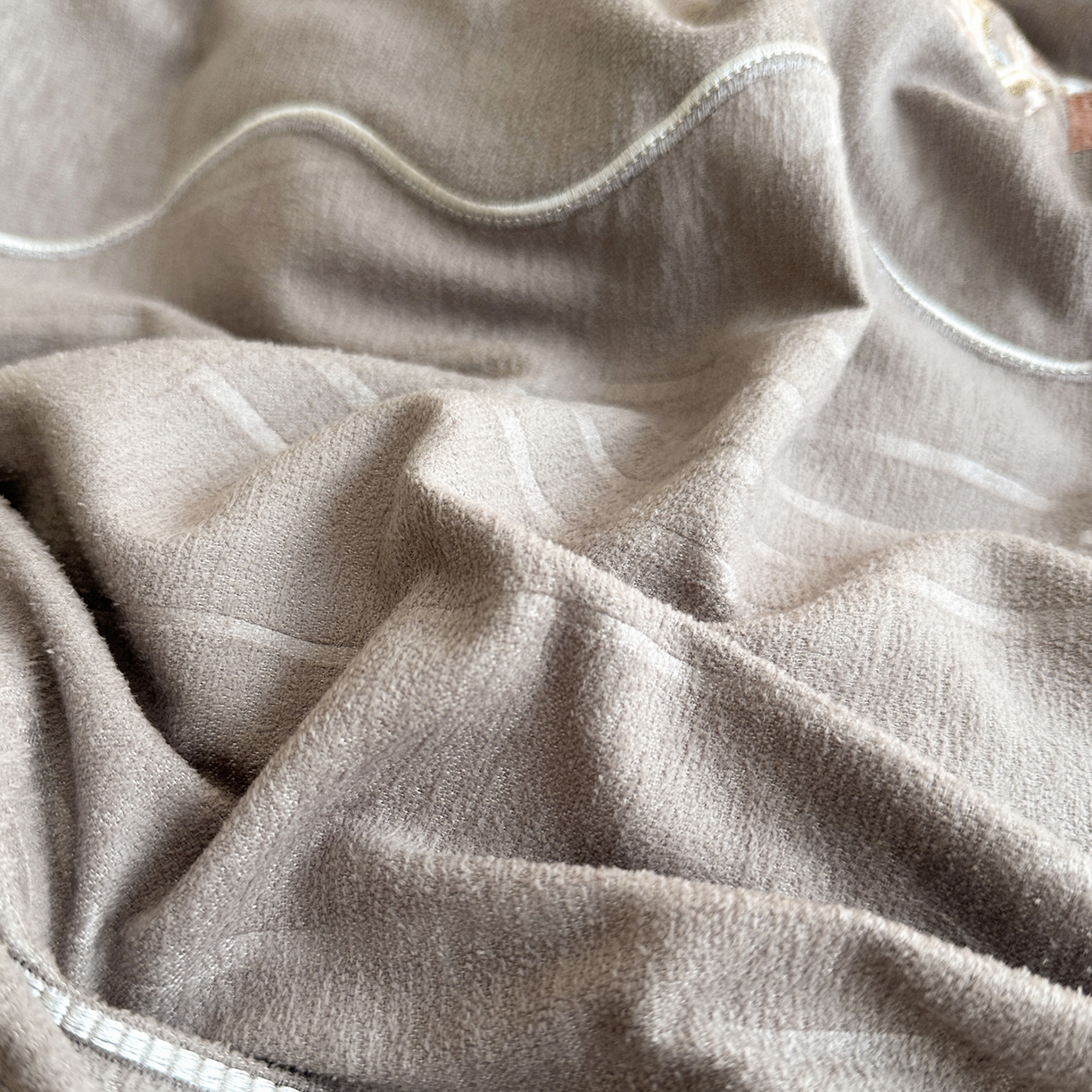 91家纺网 家纺一手货源 找家纺 宜凡家纺 2025新款A类棉绒刺绣花夹棉床裙四件套--梦回罗马系列 梦回罗马 烟灰