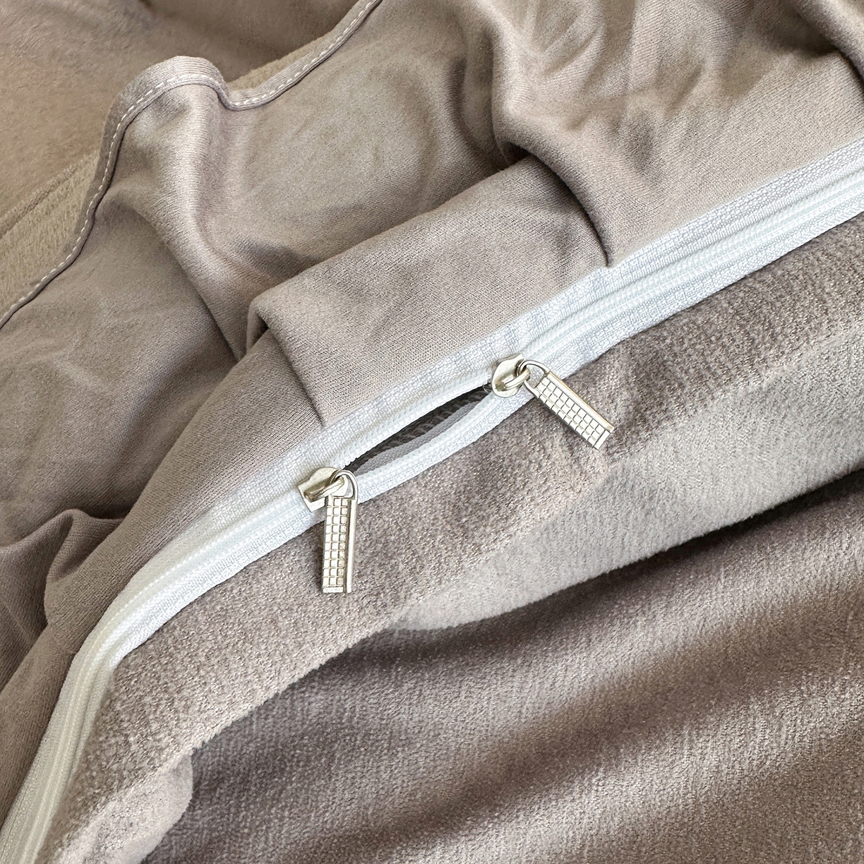 91家纺网 家纺一手货源 找家纺 宜凡家纺 2025新款A类棉绒刺绣花夹棉床裙四件套--梦回罗马系列 梦回罗马 烟灰