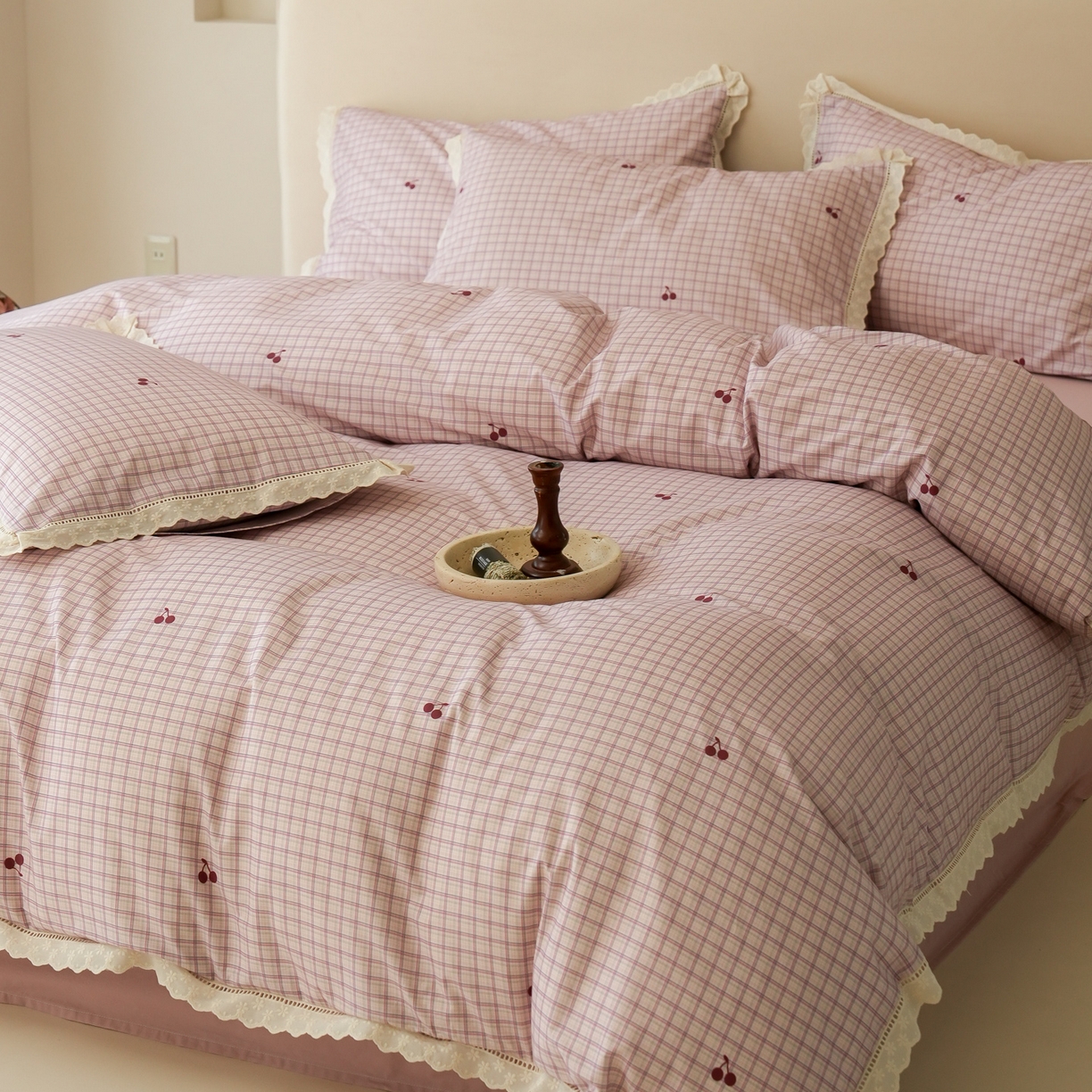 91家纺网 家纺一手货源 找家纺 洺兰家居 2025年小清新全棉13372镂空花边小碎花ins风水洗棉四件套 樱桃