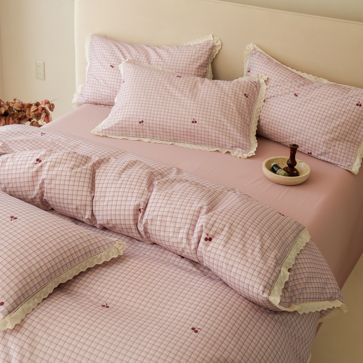 91家纺网 家纺一手货源 找家纺 洺兰家居 2025年小清新全棉13372镂空花边小碎花ins风水洗棉四件套 樱桃