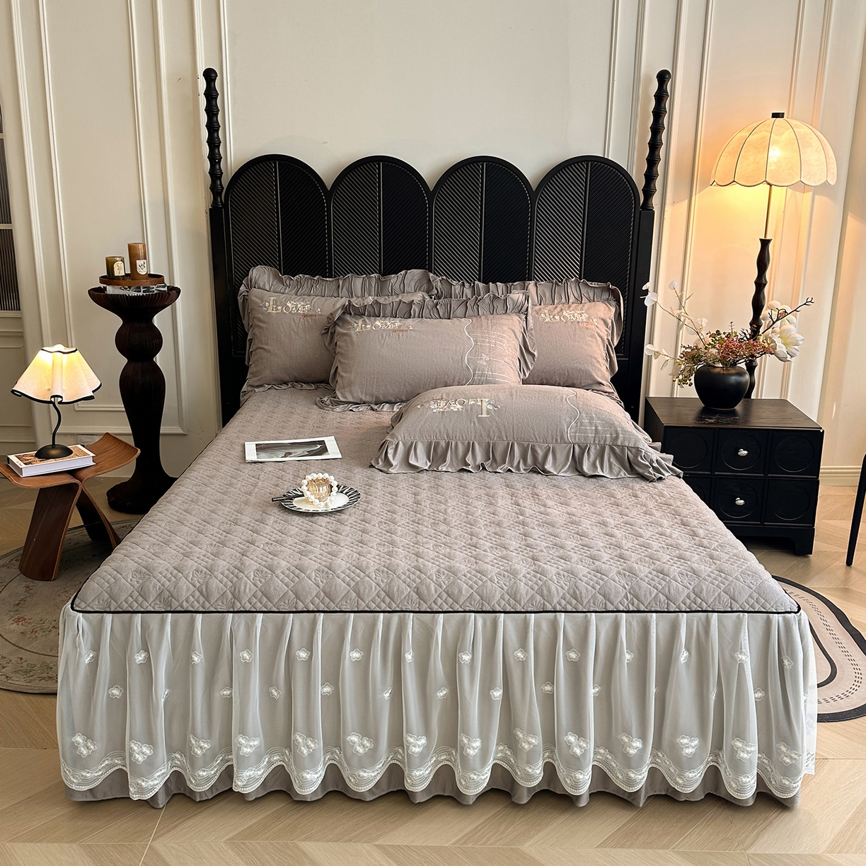 91家纺网 家纺一手货源 找家纺 宜凡家纺 2025新款A类棉绒刺绣花夹棉床裙四件套--梦回罗马系列 梦回罗马 烟灰