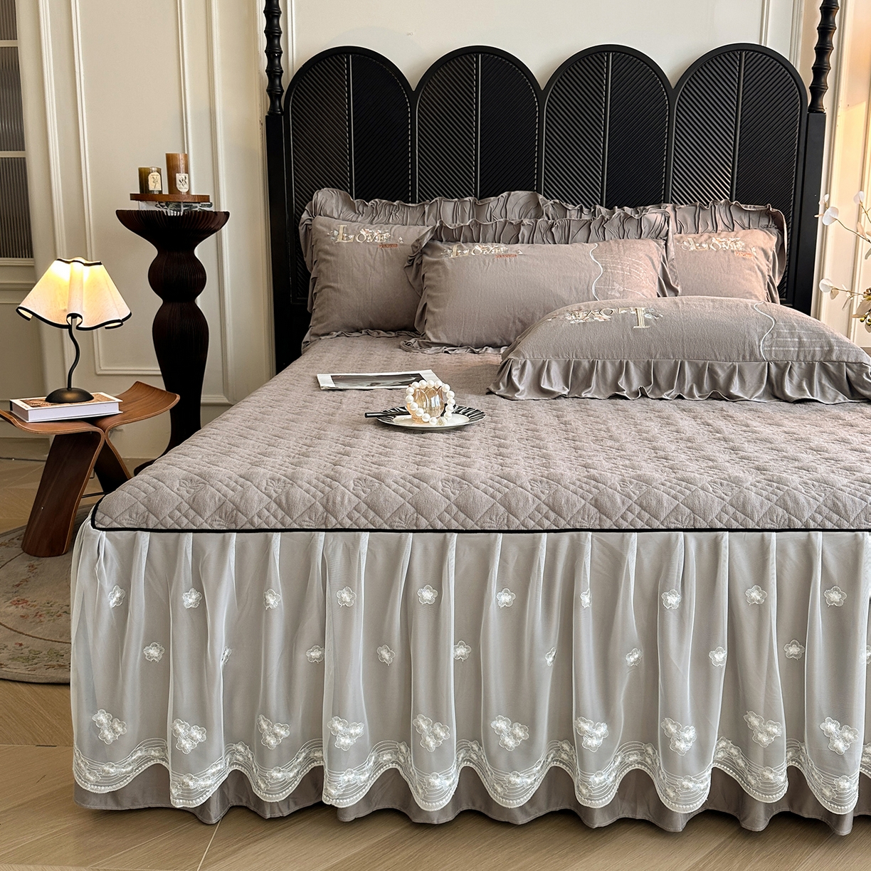 91家纺网 家纺一手货源 找家纺 宜凡家纺 2025新款A类棉绒刺绣花夹棉床裙四件套--梦回罗马系列 梦回罗马 烟灰