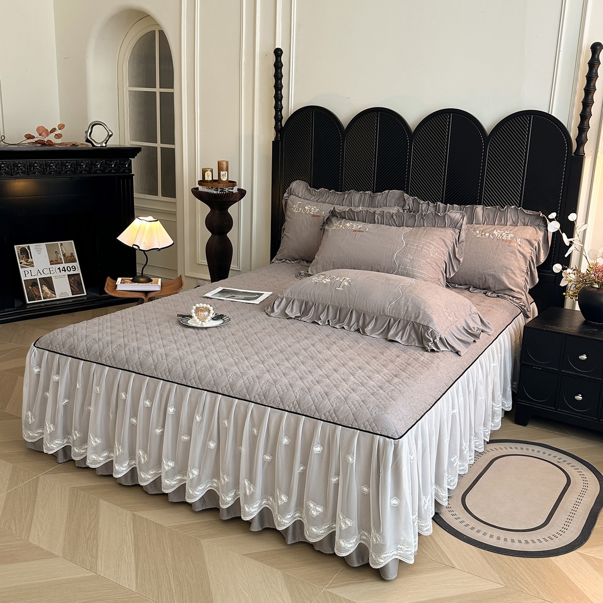 91家纺网 家纺一手货源 找家纺 宜凡家纺 2025新款A类棉绒刺绣花夹棉床裙四件套--梦回罗马系列 梦回罗马 烟灰