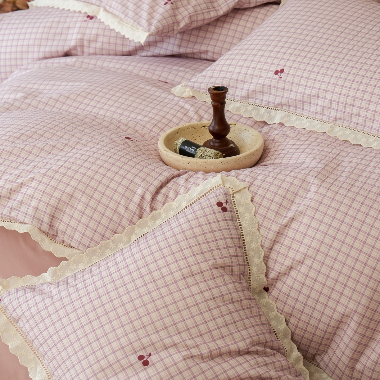 91家纺网 家纺一手货源 找家纺 洺兰家居 2025年小清新全棉13372镂空花边小碎花ins风水洗棉四件套 樱桃