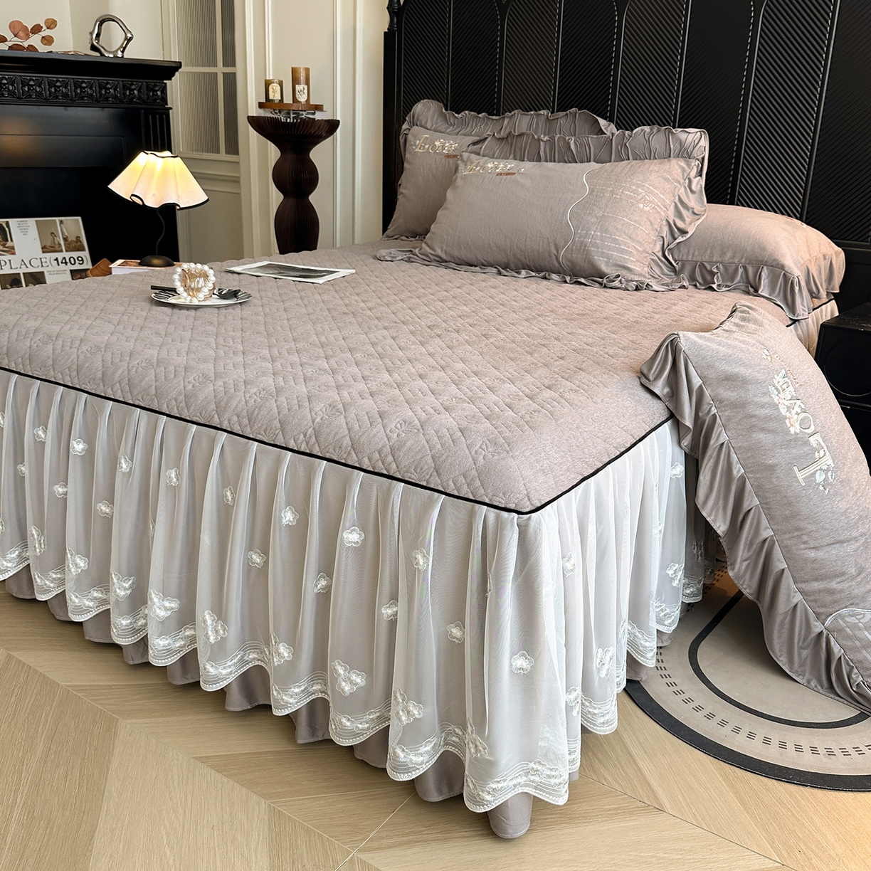 91家纺网 家纺一手货源 找家纺 宜凡家纺 2025新款A类棉绒刺绣花夹棉床裙四件套--梦回罗马系列 梦回罗马 烟灰