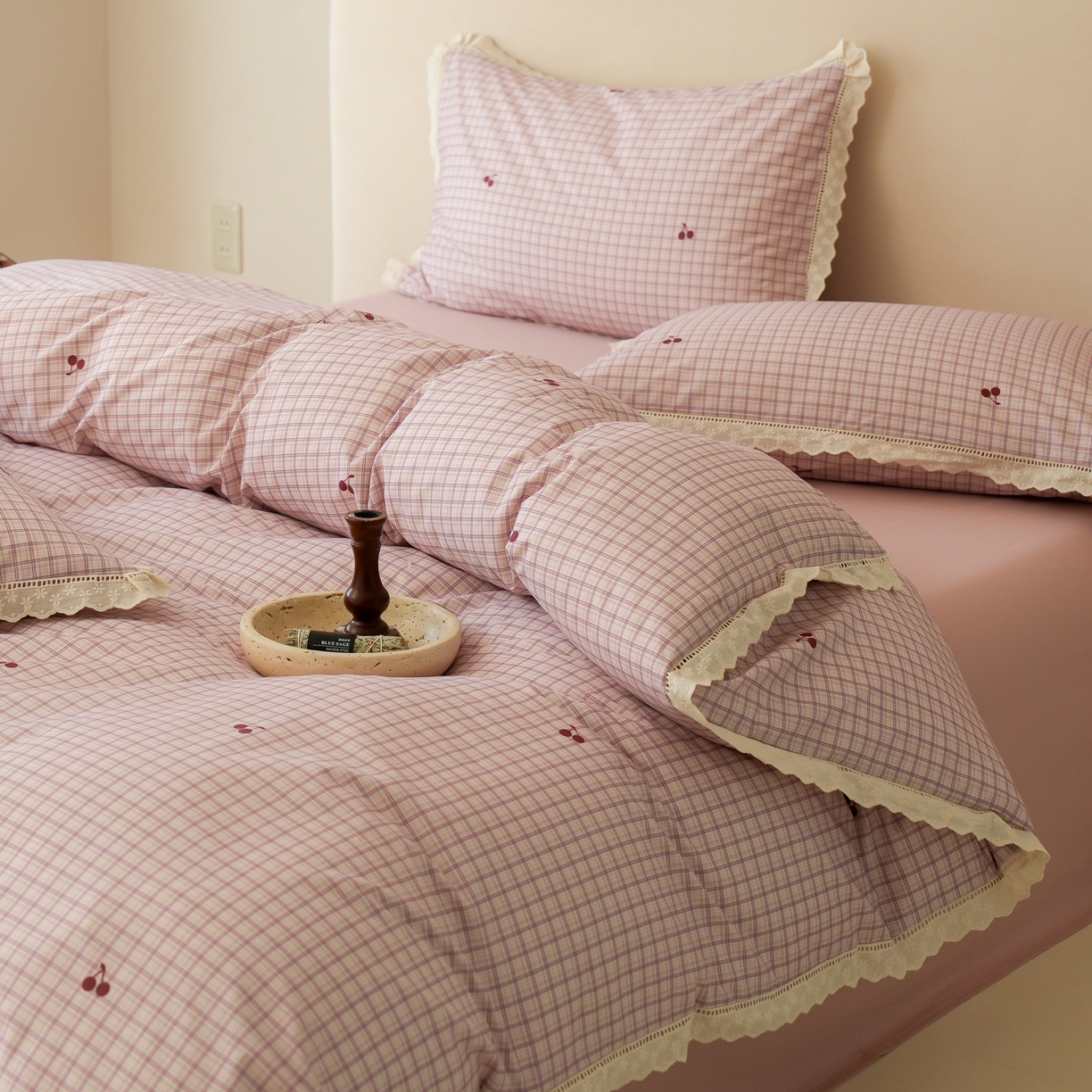 91家纺网 家纺一手货源 找家纺 洺兰家居 2025年小清新全棉13372镂空花边小碎花ins风水洗棉四件套 樱桃