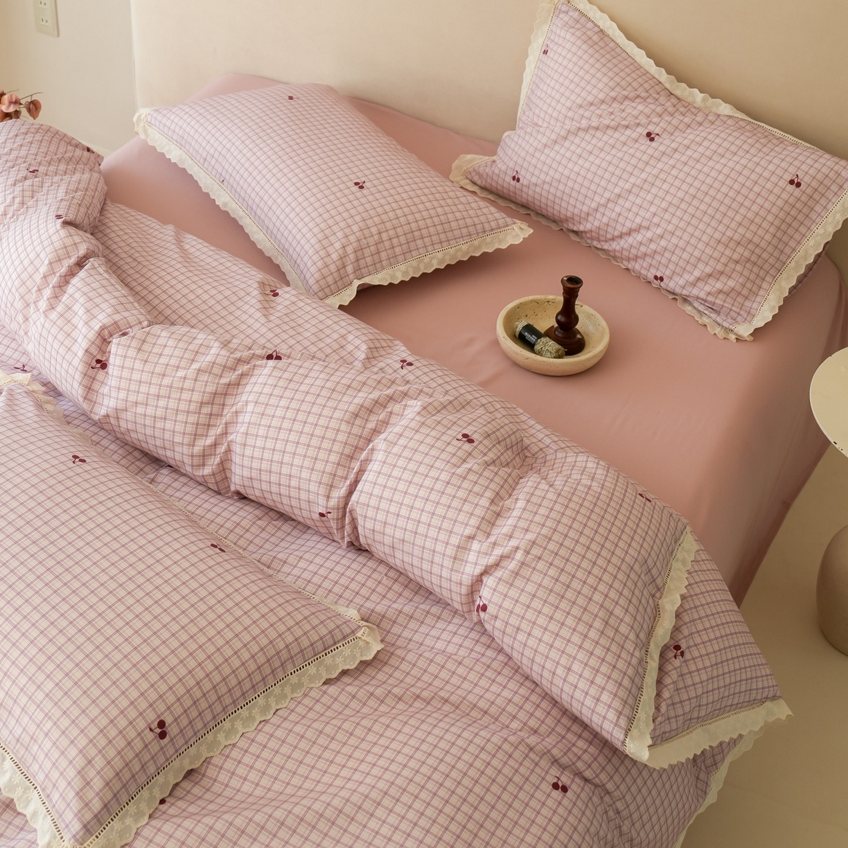 91家纺网 家纺一手货源 找家纺 洺兰家居 2025年小清新全棉13372镂空花边小碎花ins风水洗棉四件套 樱桃