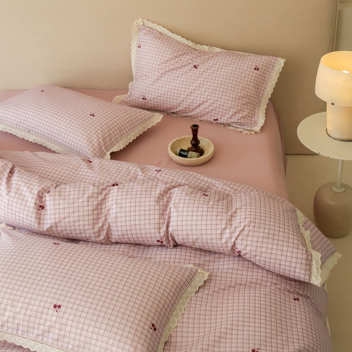 91家纺网 家纺一手货源 找家纺 洺兰家居 2025年小清新全棉13372镂空花边小碎花ins风水洗棉四件套 樱桃