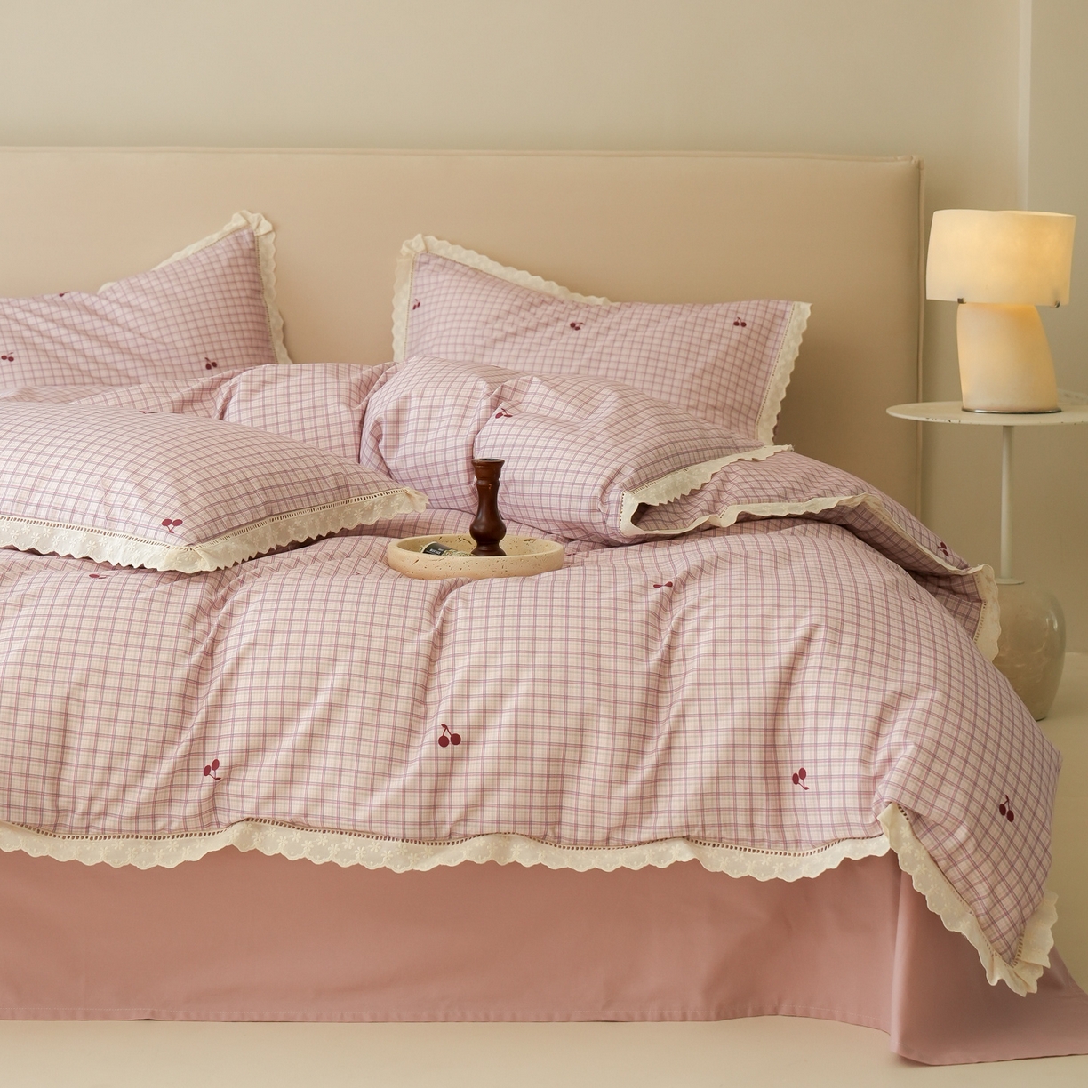 91家纺网 家纺一手货源 找家纺 洺兰家居 2025年小清新全棉13372镂空花边小碎花ins风水洗棉四件套 樱桃