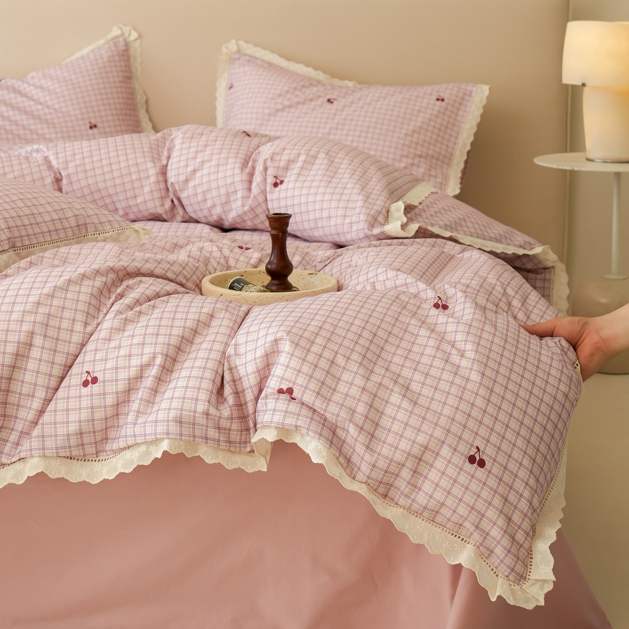91家纺网 家纺一手货源 找家纺 洺兰家居 2025年小清新全棉13372镂空花边小碎花ins风水洗棉四件套 樱桃