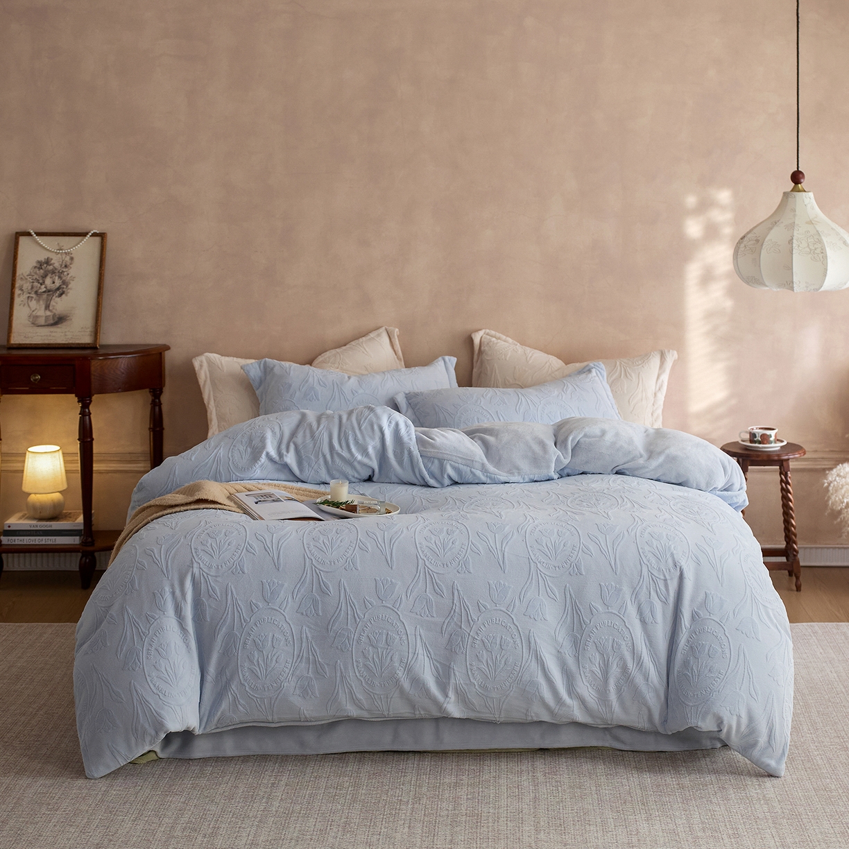 91家纺网 家纺一手货源 找家纺 亿梵家居 2025秋冬新款A类全消光牛奶绒立体5D雕花绒四件套-风格一 （提供买家秀） 郁金香-天空蓝