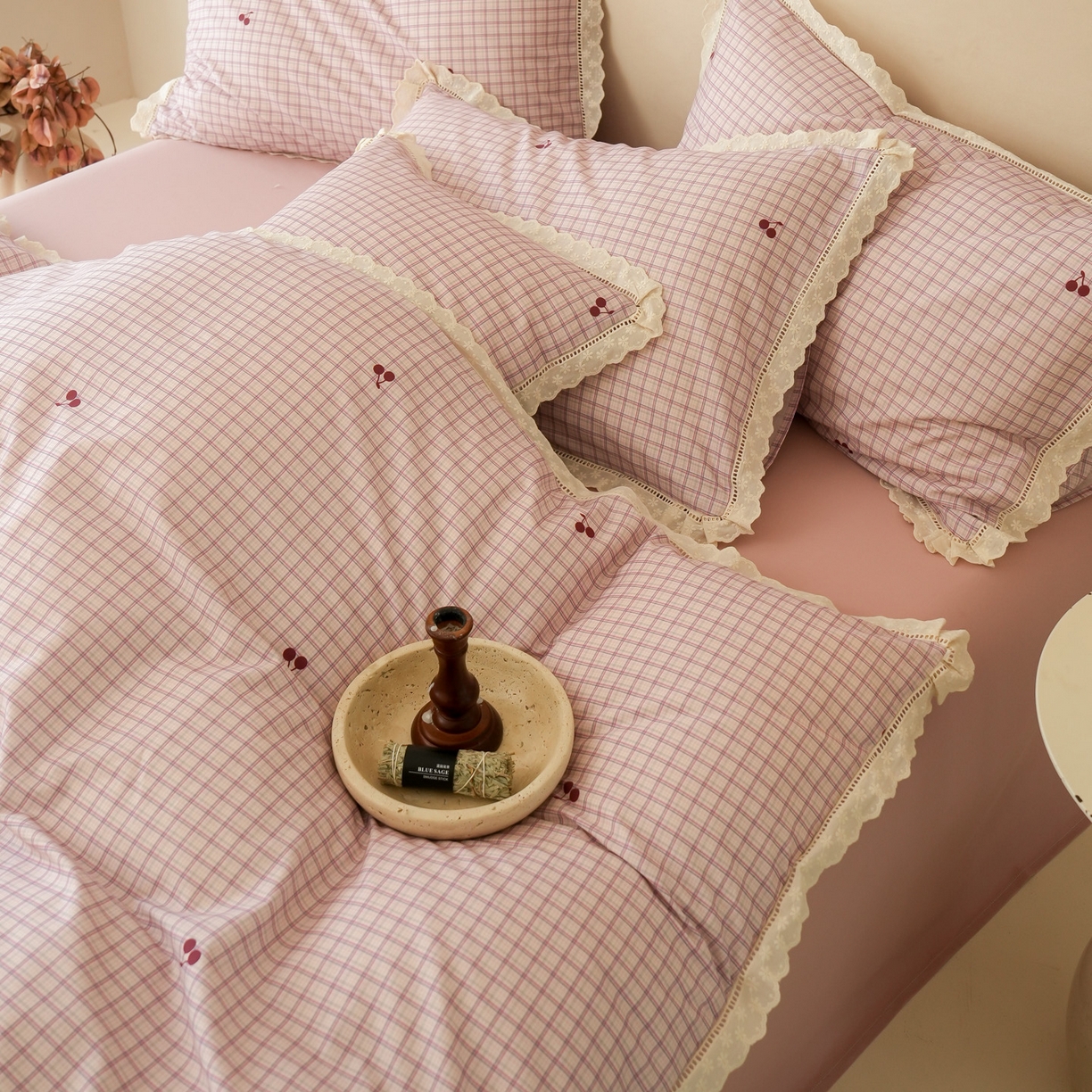 91家纺网 家纺一手货源 找家纺 洺兰家居 2025年小清新全棉13372镂空花边小碎花ins风水洗棉四件套 樱桃