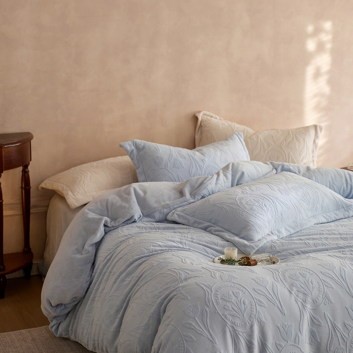 91家纺网 家纺一手货源 找家纺 亿梵家居 2025秋冬新款A类全消光牛奶绒立体5D雕花绒四件套-风格一 （提供买家秀） 郁金香-天空蓝