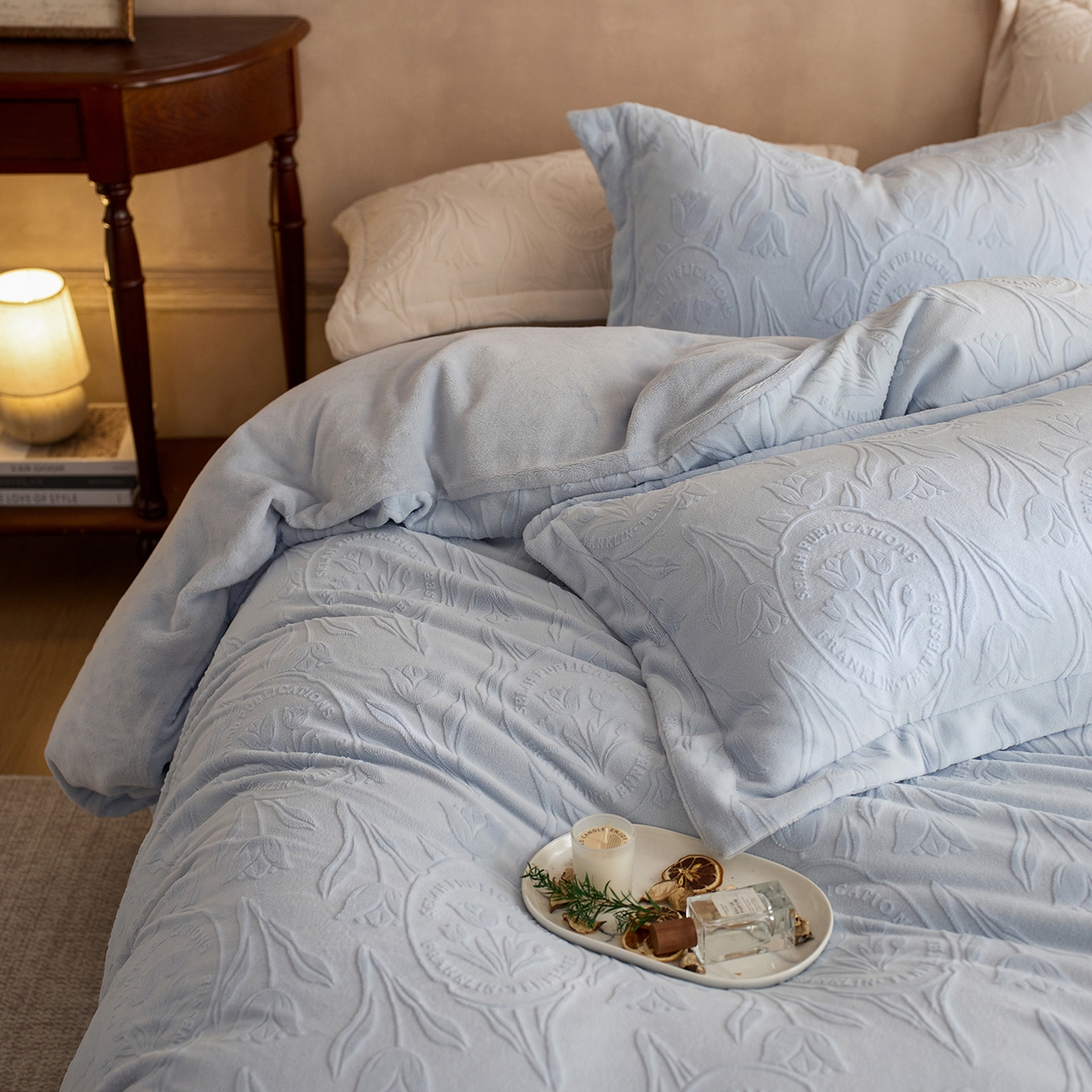 91家纺网 家纺一手货源 找家纺 亿梵家居 2025秋冬新款A类全消光牛奶绒立体5D雕花绒四件套-风格一 （提供买家秀） 郁金香-天空蓝