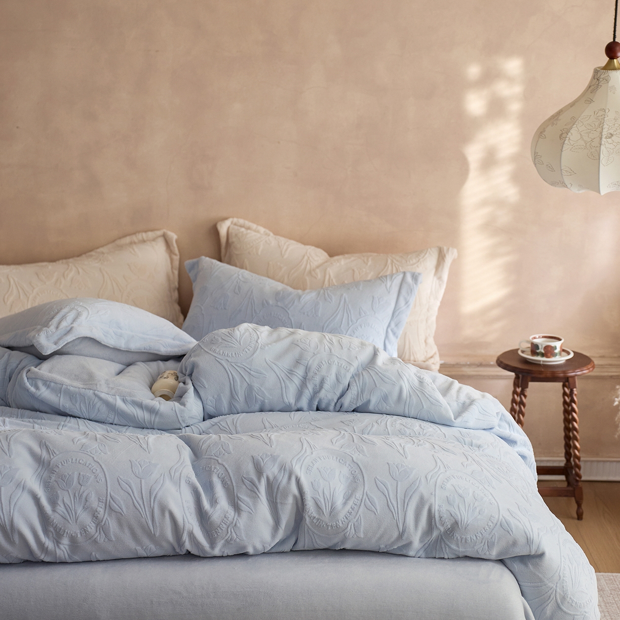 91家纺网 家纺一手货源 找家纺 亿梵家居 2025秋冬新款A类全消光牛奶绒立体5D雕花绒四件套-风格一 （提供买家秀） 郁金香-天空蓝