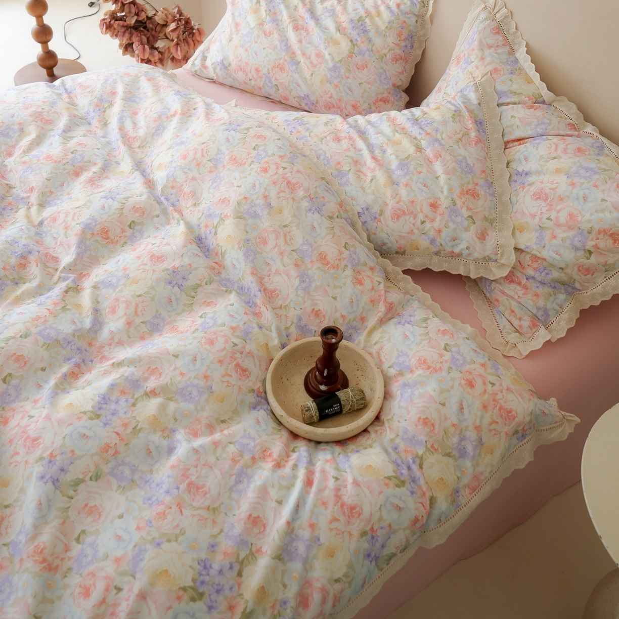 91家纺网 家纺一手货源 找家纺 洺兰家居 2025年小清新全棉13372镂空花边小碎花ins风水洗棉四件套 月季