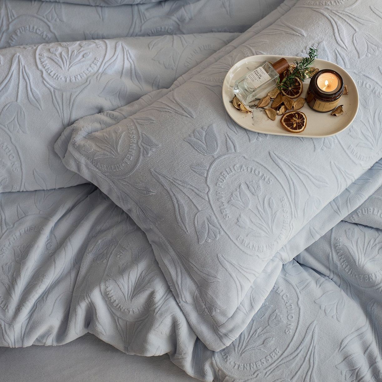 91家纺网 家纺一手货源 找家纺 亿梵家居 2025秋冬新款A类全消光牛奶绒立体5D雕花绒四件套-风格一 （提供买家秀） 郁金香-天空蓝