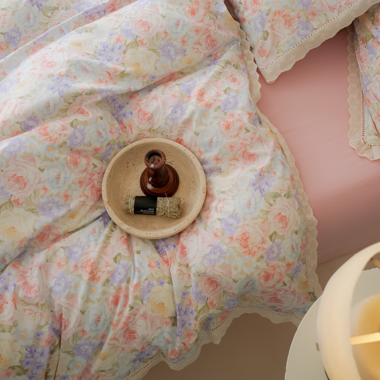 91家纺网 家纺一手货源 找家纺 洺兰家居 2025年小清新全棉13372镂空花边小碎花ins风水洗棉四件套 月季