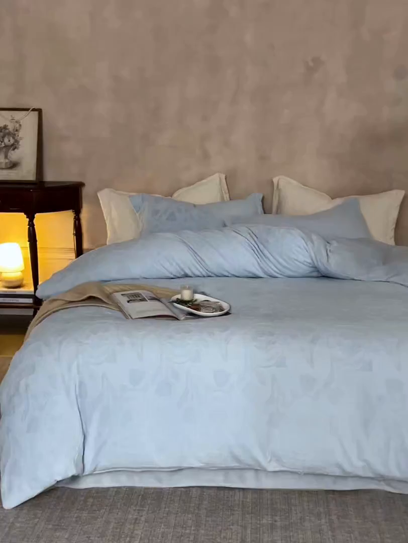 91家纺网 家纺一手货源 找家纺 亿梵家居 2025秋冬新款A类全消光牛奶绒立体5D雕花绒四件套-风格一 （提供买家秀） 郁金香-天空蓝