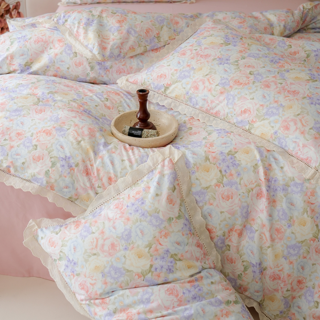 91家纺网 家纺一手货源 找家纺 洺兰家居 2025年小清新全棉13372镂空花边小碎花ins风水洗棉四件套 月季