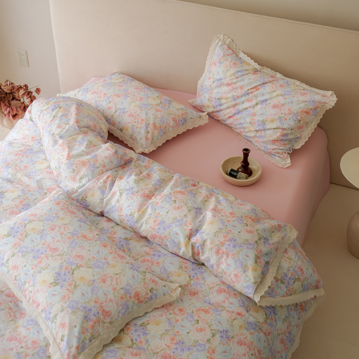 91家纺网 家纺一手货源 找家纺 洺兰家居 2025年小清新全棉13372镂空花边小碎花ins风水洗棉四件套 月季