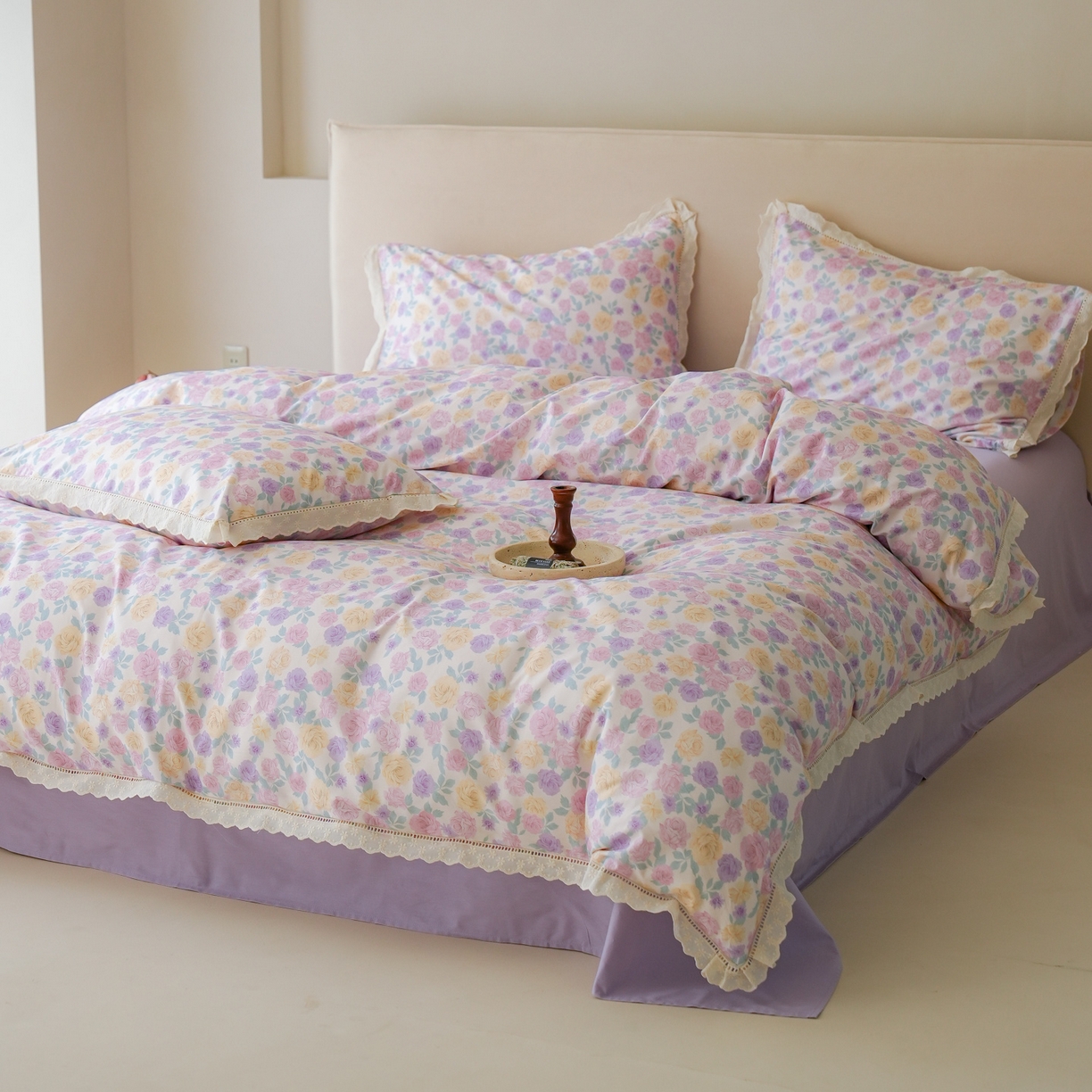 91家纺网 家纺一手货源 找家纺 洺兰家居 2025年小清新全棉13372镂空花边小碎花ins风水洗棉四件套 紫薇