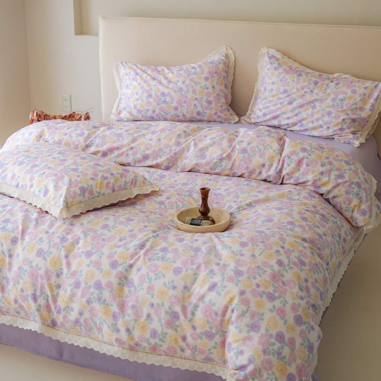 91家纺网 家纺一手货源 找家纺 洺兰家居 2025年小清新全棉13372镂空花边小碎花ins风水洗棉四件套 紫薇