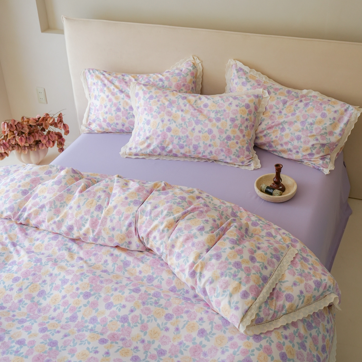 91家纺网 家纺一手货源 找家纺 洺兰家居 2025年小清新全棉13372镂空花边小碎花ins风水洗棉四件套 紫薇