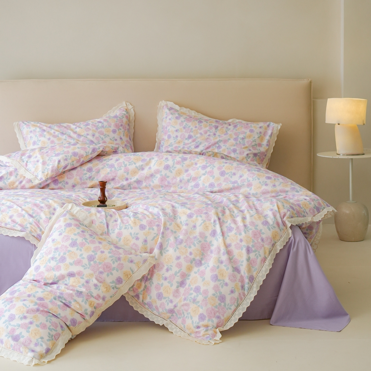 91家纺网 家纺一手货源 找家纺 洺兰家居 2025年小清新全棉13372镂空花边小碎花ins风水洗棉四件套 紫薇