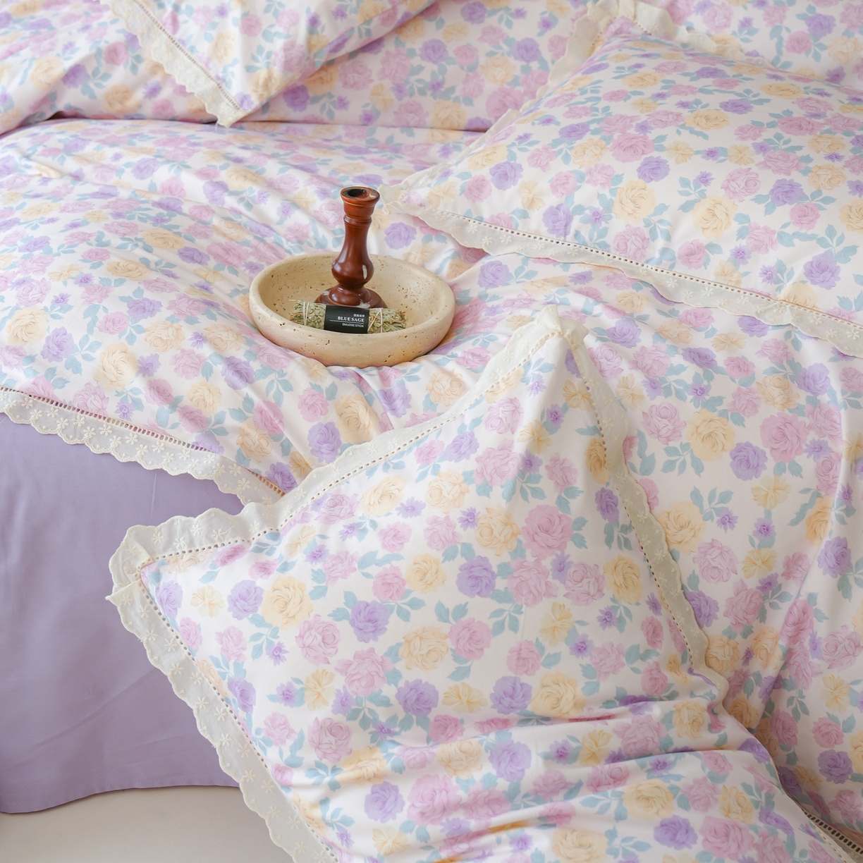 91家纺网 家纺一手货源 找家纺 洺兰家居 2025年小清新全棉13372镂空花边小碎花ins风水洗棉四件套 紫薇